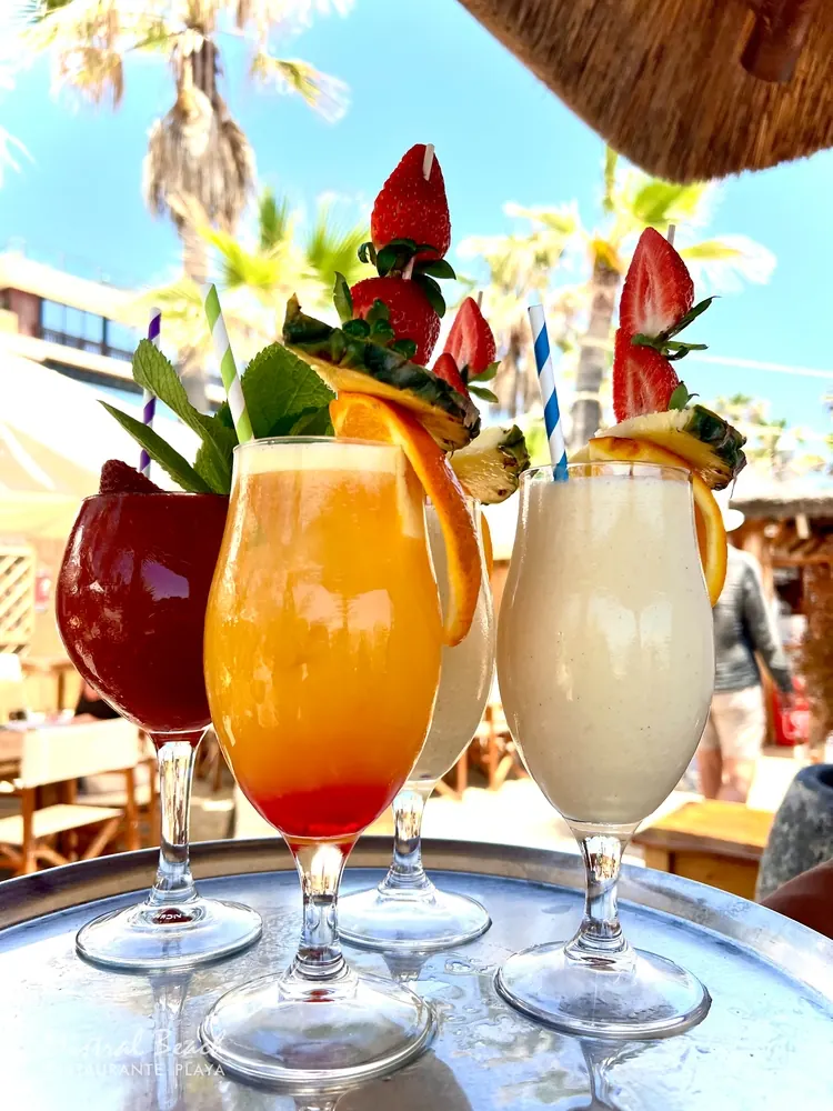 Cócteles de fruta natural servidos en la playa