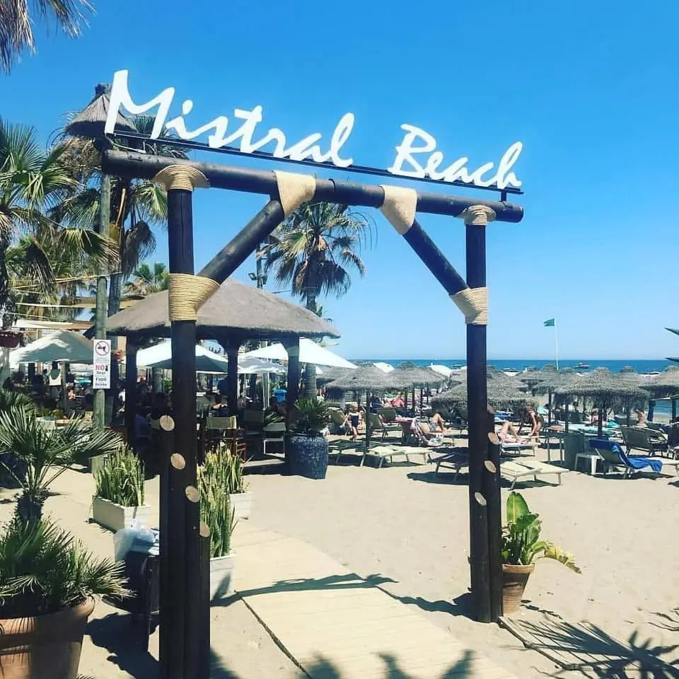 Arco de entrada de Mistral Beach con la playa y el mar al fondo