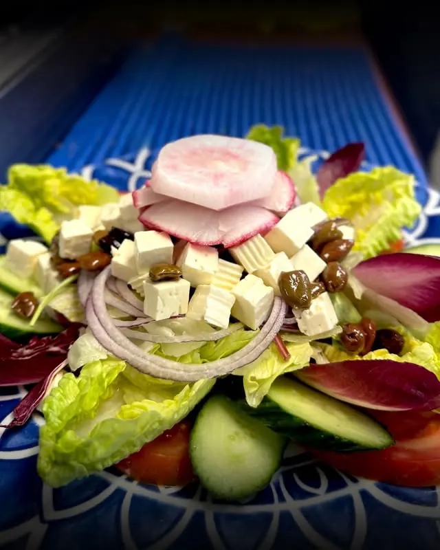 Ensalada griega con queso feta y aceitunas