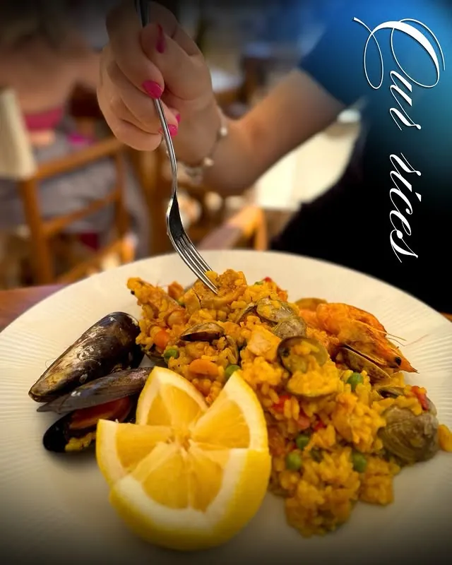 Paella de marisco con mejillones y limón servida en Mistral Beach