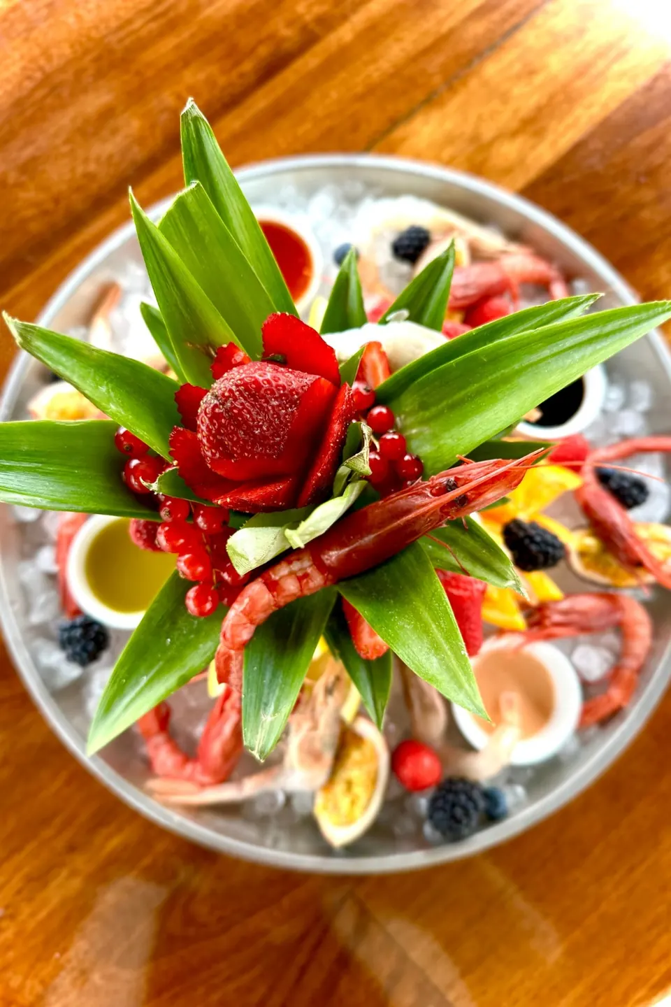 Fuente de marisco sobre hielo decorada con fruta