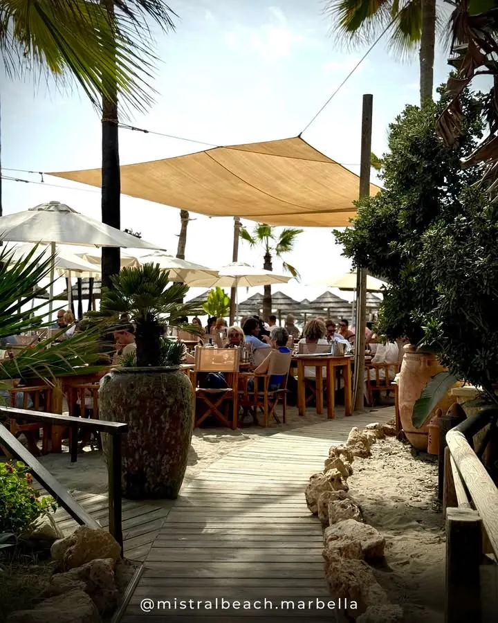 Terraza del restaurante a la sombra con vistas al mar