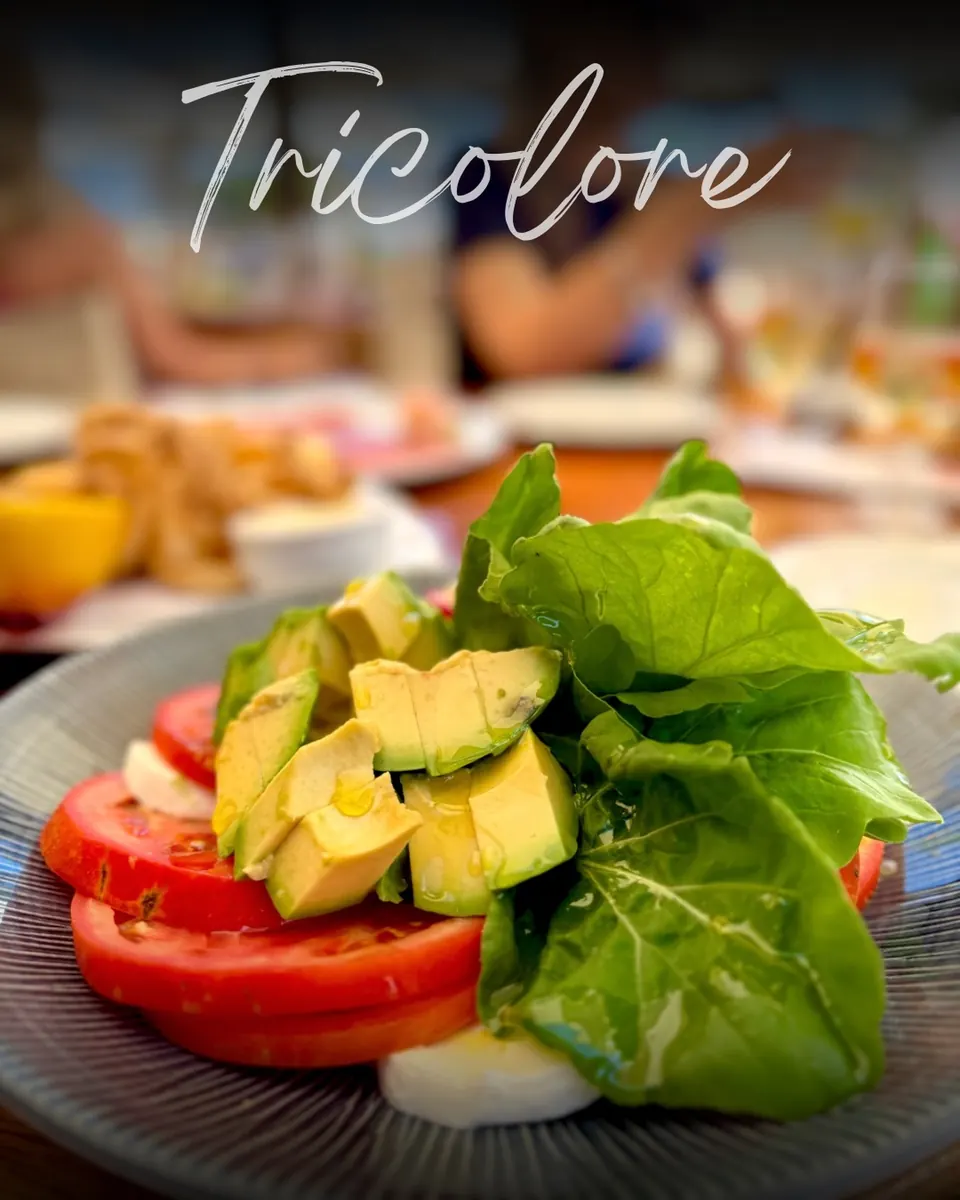 Ensalada Tricolore con tomate, aguacate y rúcula